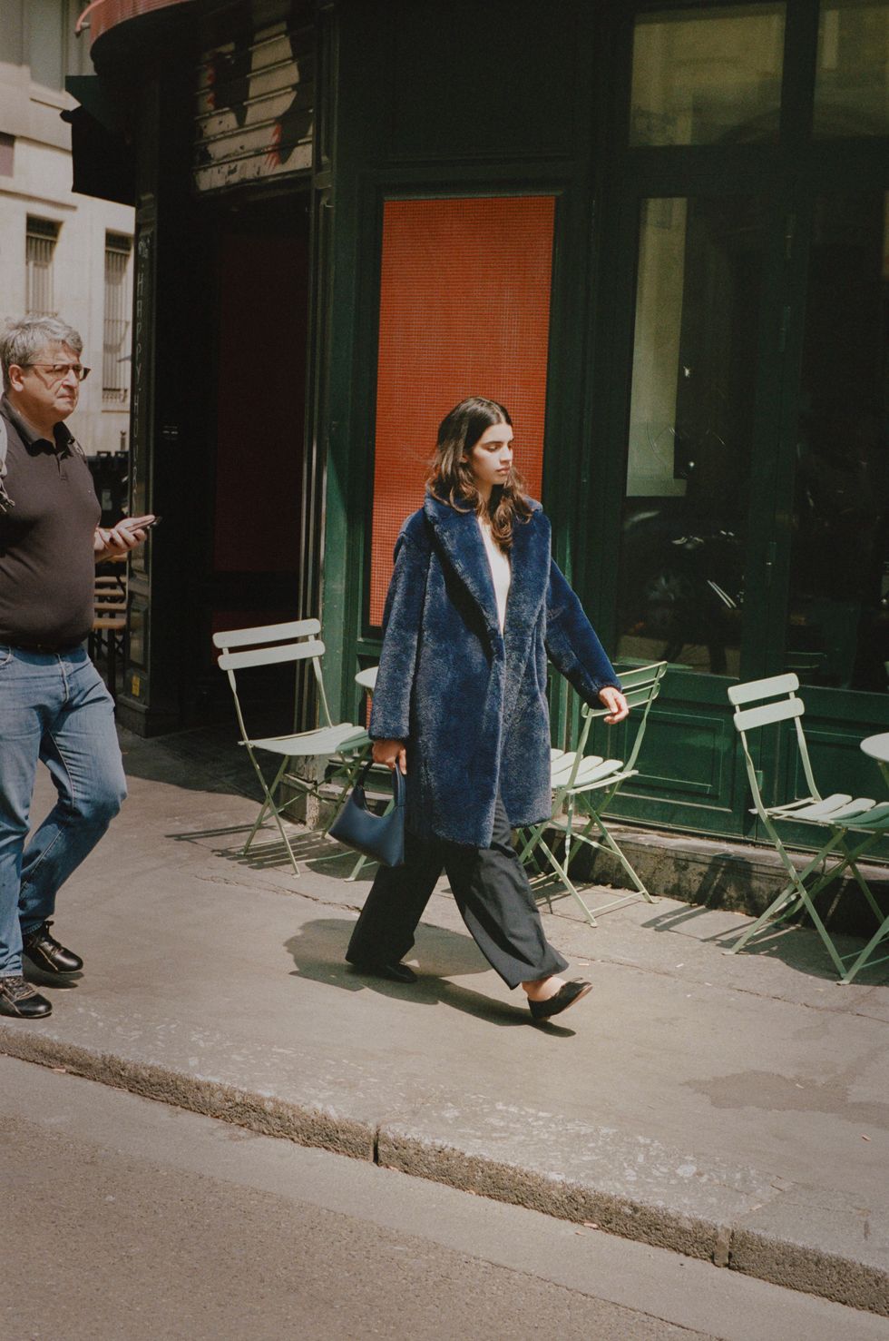 une personne marchant sur le trottoir