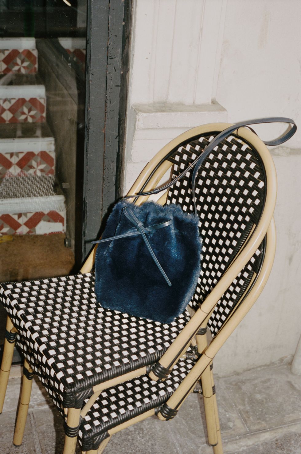 un sac Mansur Gavriel assis sur une chaise dans une histoire sur une collaboration Mansur Gavriel Apparis