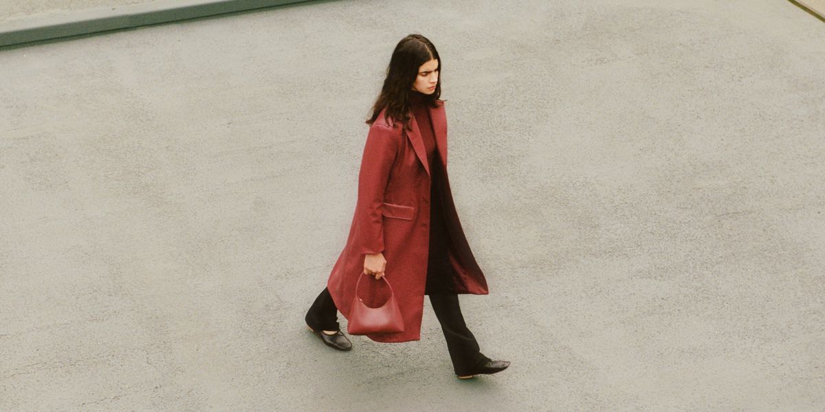 Mansur Gavriel x Apparis collaborent sur des manteaux et des sacs d'automne – Exclusif