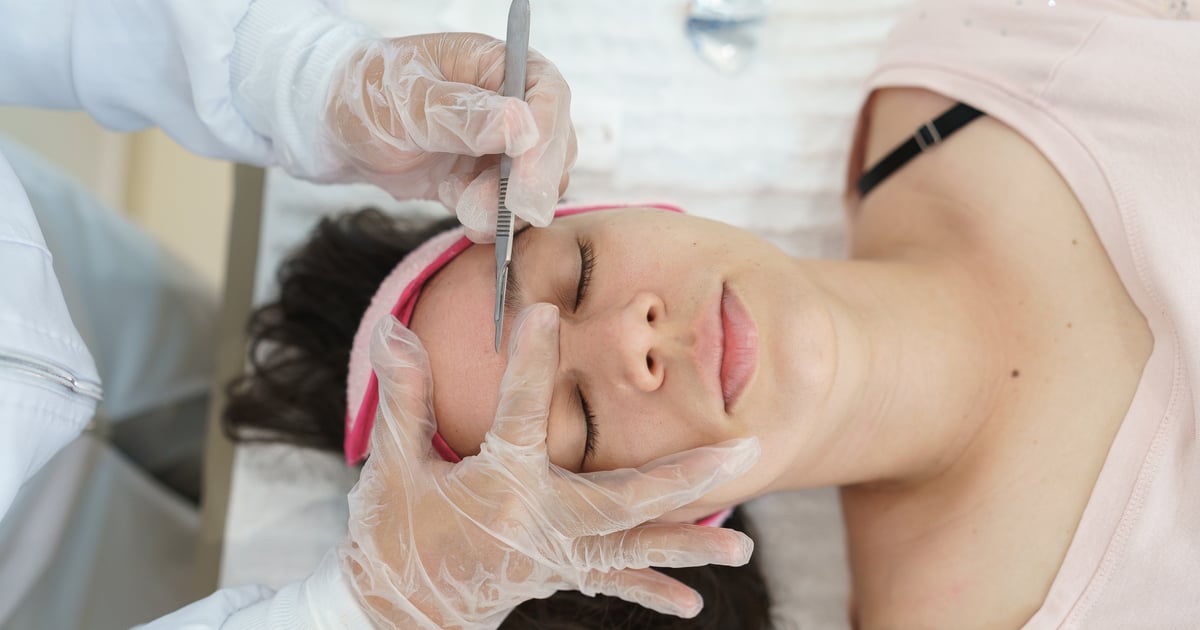 L'oilplaning est une technique de soins de la peau tendance sur TikTok