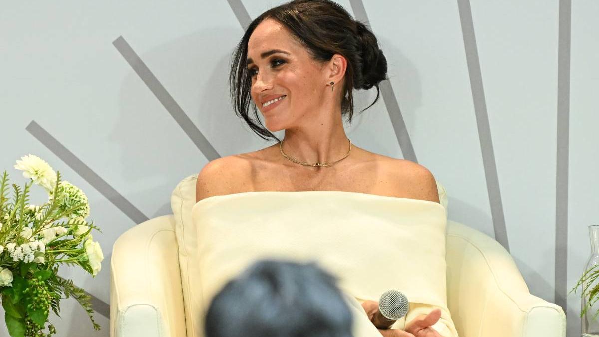 Vous n'avez pas vu de costume blanc aussi original que celui de Meghan Markle