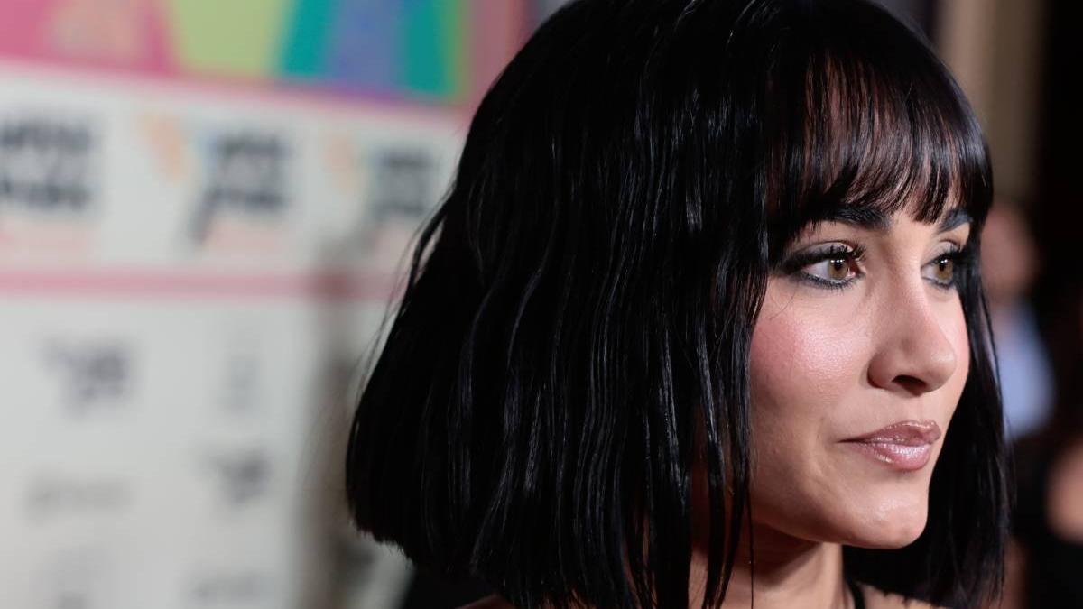 Aitana brise le tapis rouge avec son lot de rondelles et de gants infini