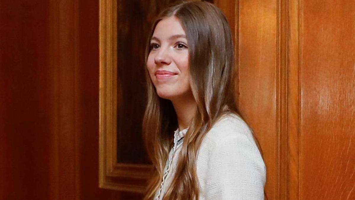L'infante Sofía, en tweed (et la seule sans look coordonné avec sa famille) à la réception des Prix Princesse des Asturies