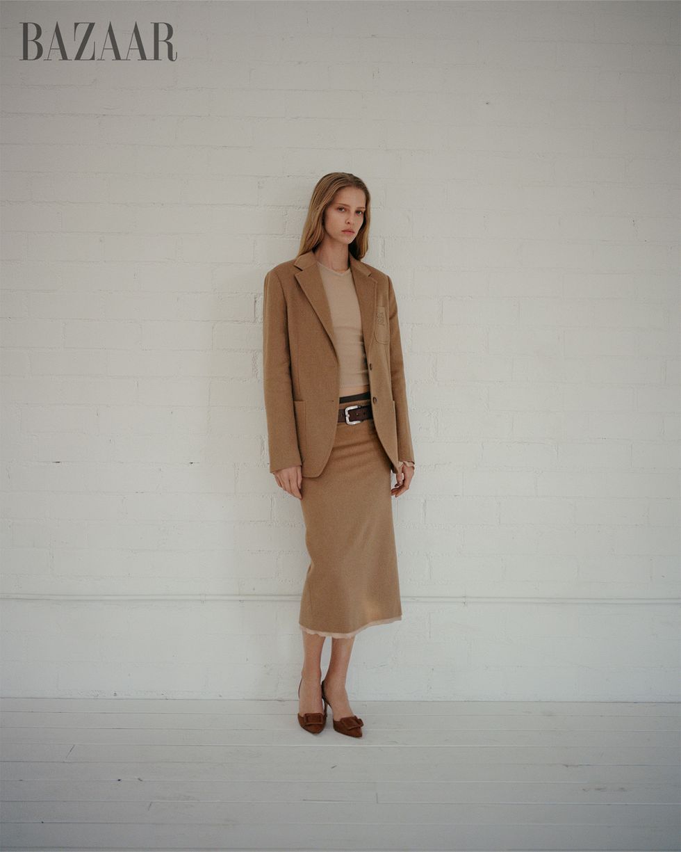 une personne en manteau marron