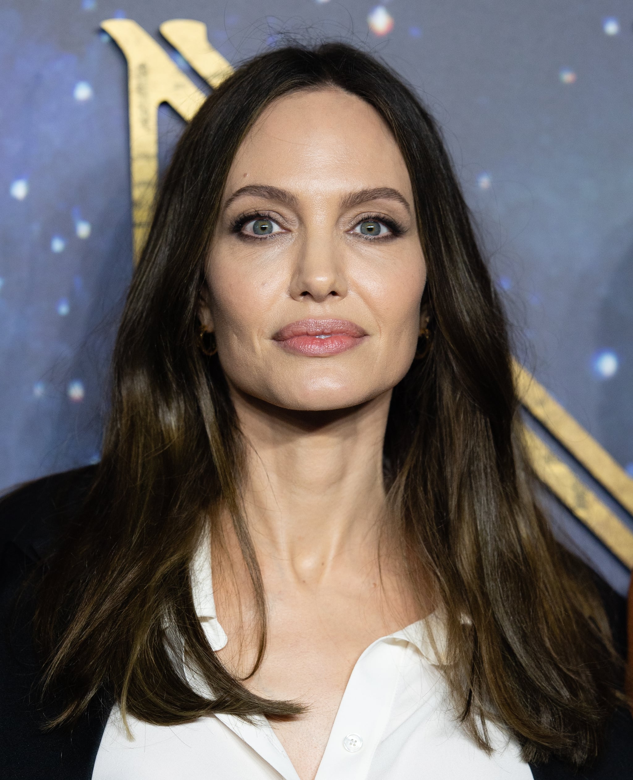 LONDRES, ANGLETERRE - 27 OCTOBRE : Angelina Jolie assiste à la LONDRES, ANGLETERRE - 27 OCTOBRE : Angelina Jolie assiste à la