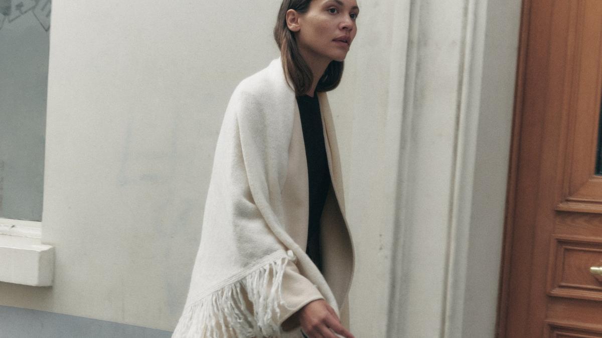 Les foulards 'XXL' sont de retour : voici comment se porter cette tendance en 2023