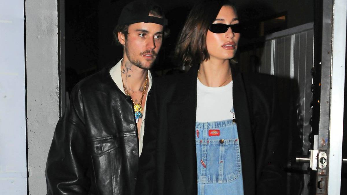 Personne ne porte une salopette en jean avec autant d'ambiance que Hailey Bieber
