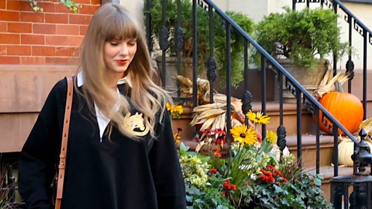 Taylor Swift essaie de porter un polo comme robe et le résultat est surprenant