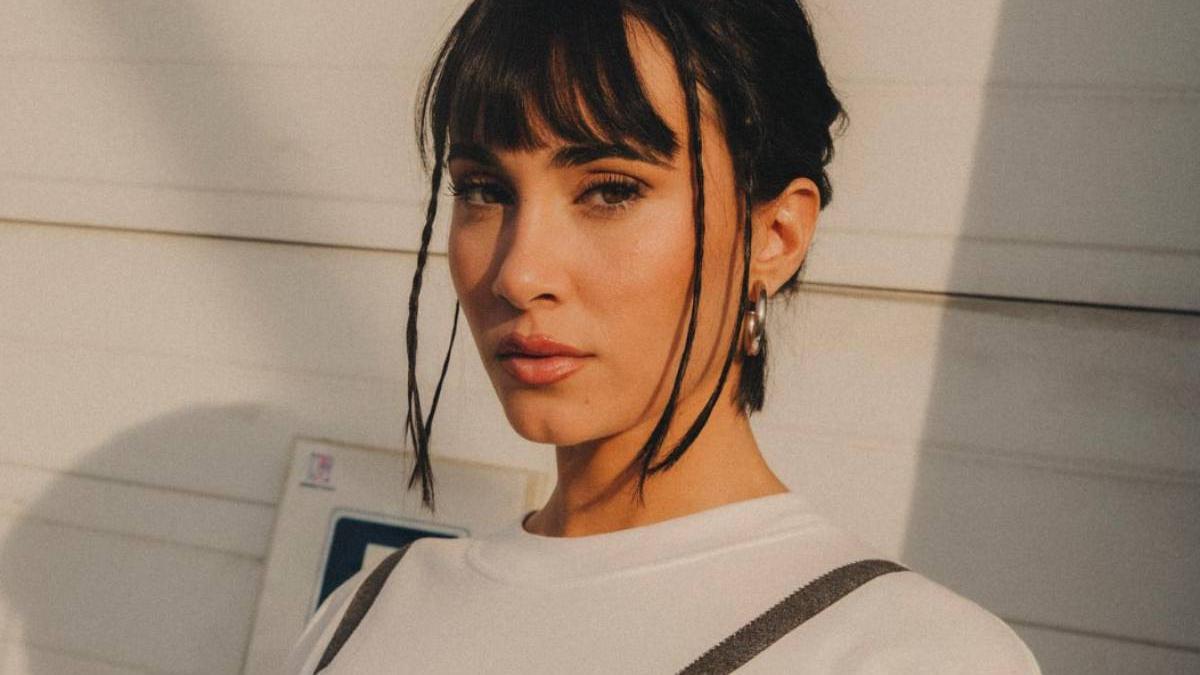 Du t-shirt à la robe en passant par le sac et la coiffure : on aime absolument tout dans ce look Aitana