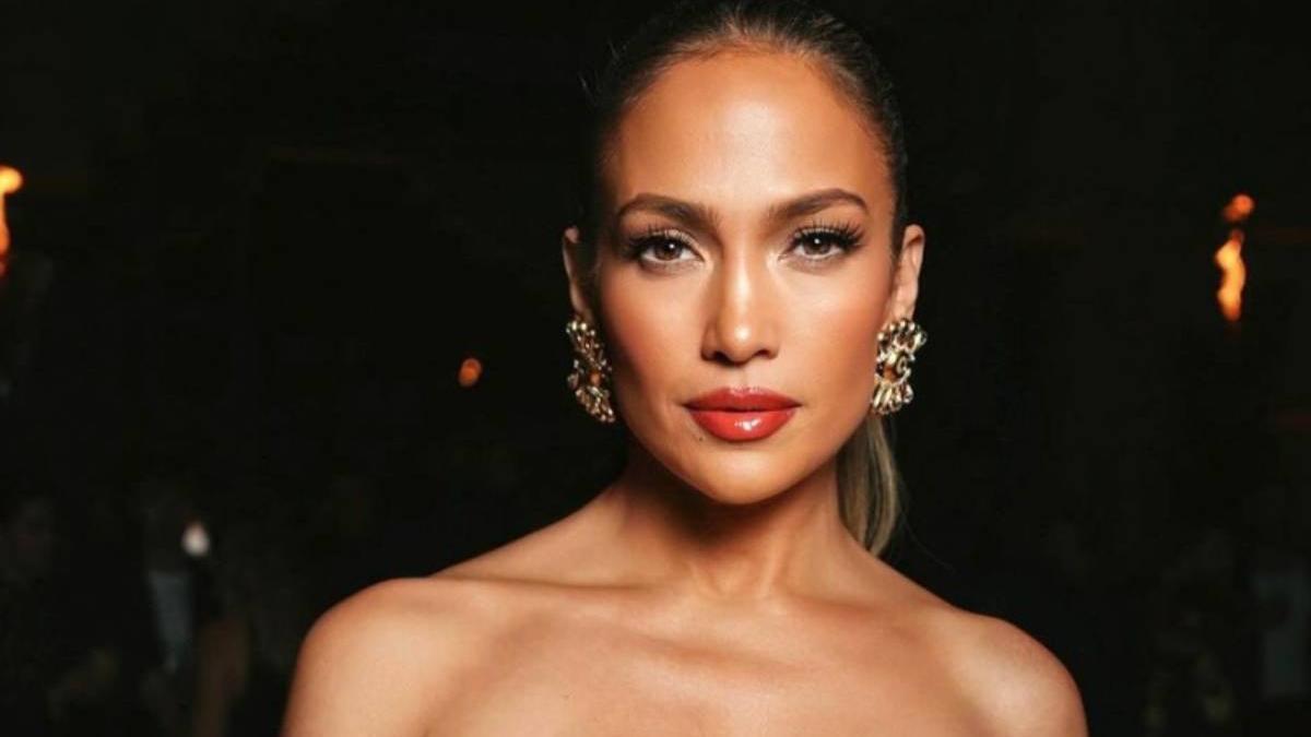 Les accessoires surréalistes de Jennifer Lopez pour accompagner la robe de soirée parfaite