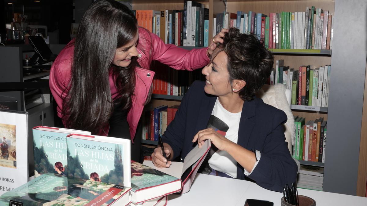 La veste en cuir rose fuchsia de la reine Letizia lors de sa rencontre avec son amie Sonsoles Ónega
