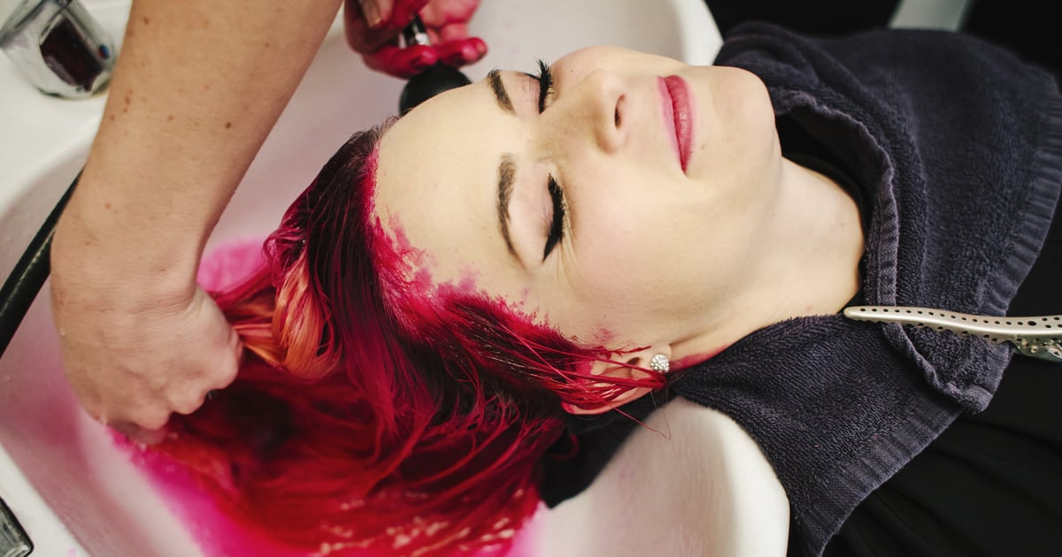 Comment enlever la couleur des cheveux de la peau, selon un coiffeur