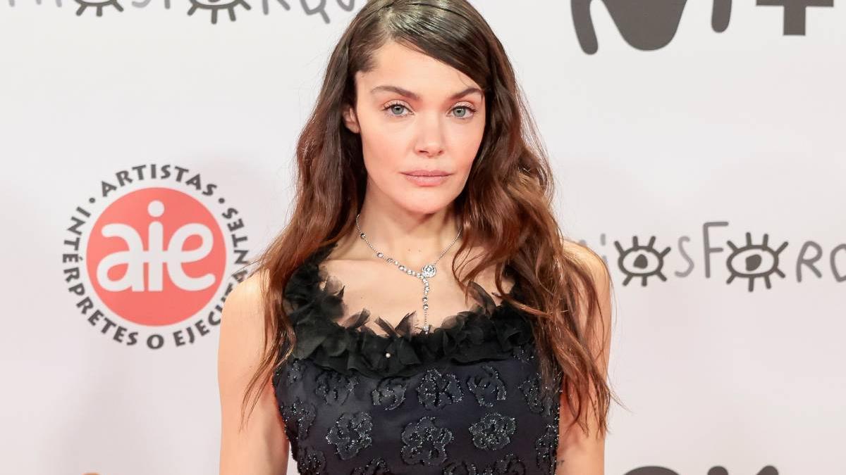 Ana Rujas ose avec les bottes les plus cool sur le tapis rouge des Forqué Awards
