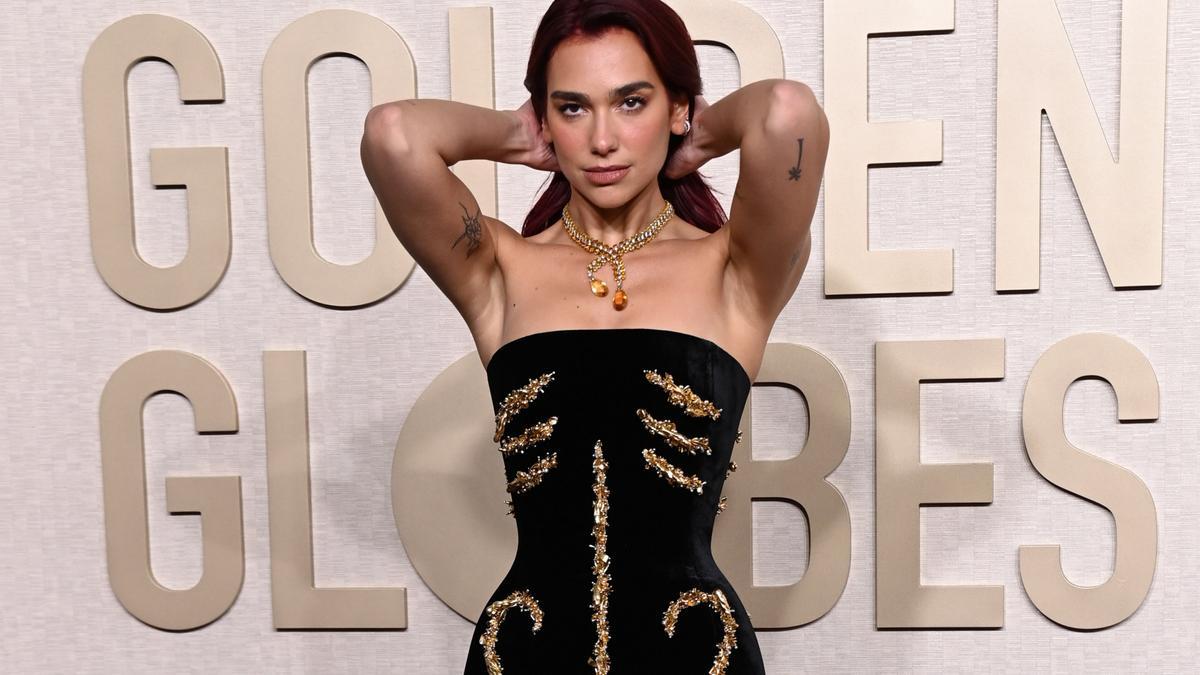 Dua Lipa brille aux Golden Globes 2024 avec sa robe « violoncelle » originale