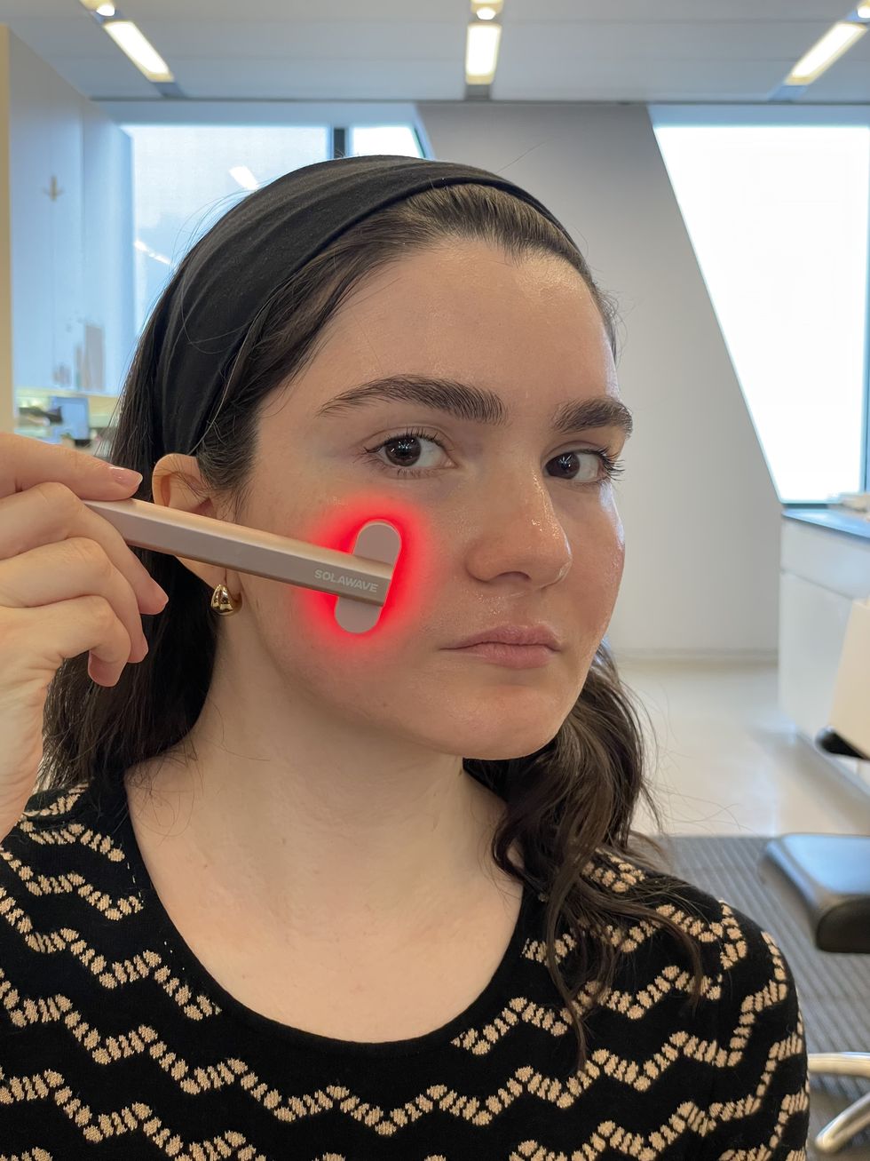 Chiara Butler, analyste de Good Housekeeping Beauty, utilise la baguette de soins de la peau Solawave