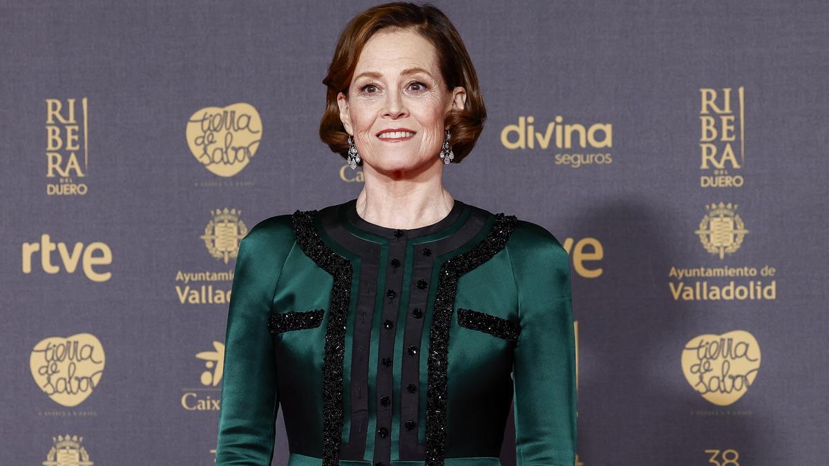 Sigourney Weaver fait taire le tapis rouge des Goya Awards 2024 avec un dessin de Thom Browne