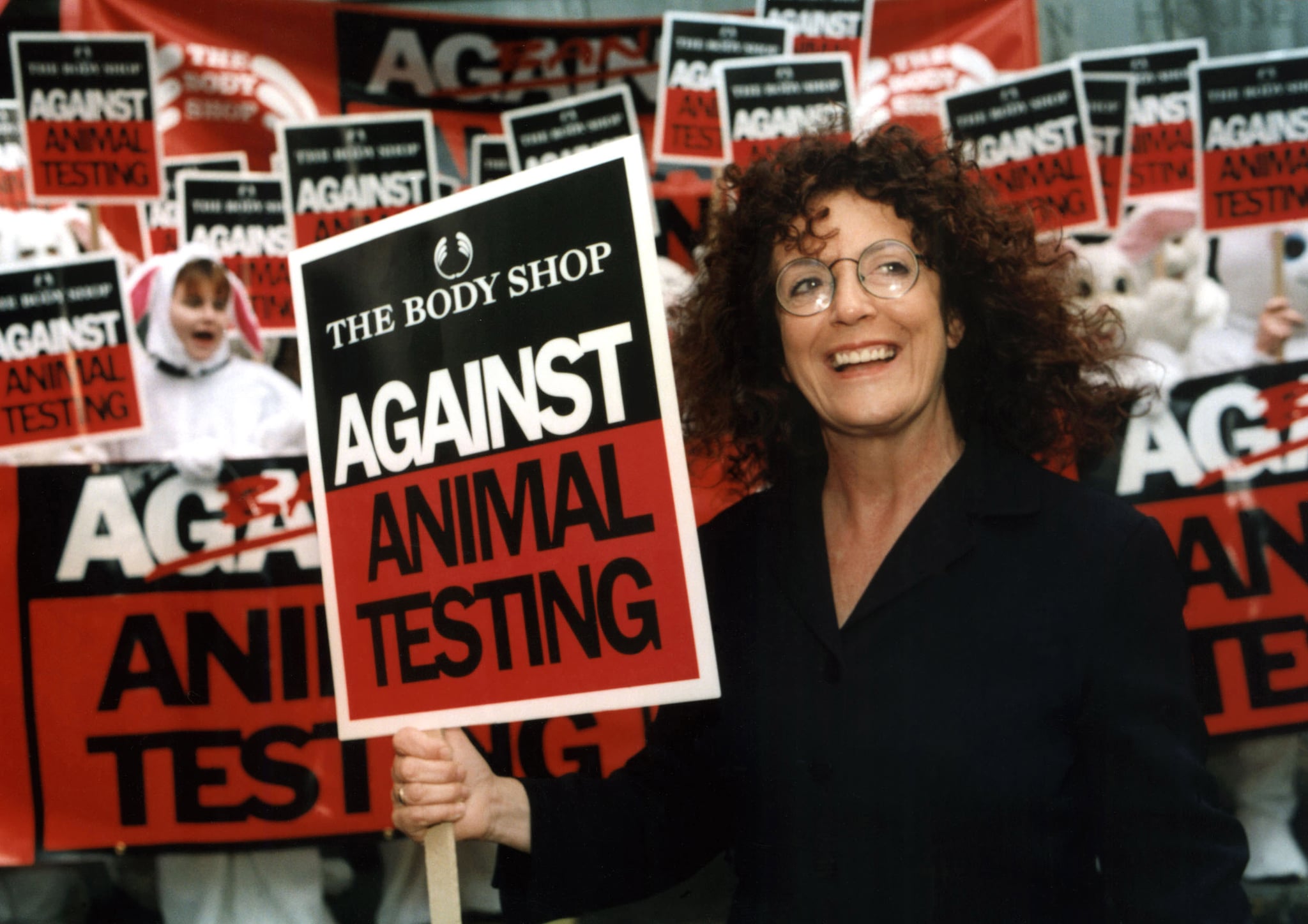 Anita Roddick OBE fait campagne pour une interdiction à l'échelle européenne des tests cosmétiques sur les animaux en 1996Veuillez créditer : Vismedia+44 (0)20 7287 4646 Anita Roddick OBE fait campagne pour une interdiction à l'échelle européenne des tests cosmétiques sur les animaux en 1996Veuillez créditer : Vismedia+44 (0)20 7287 4646