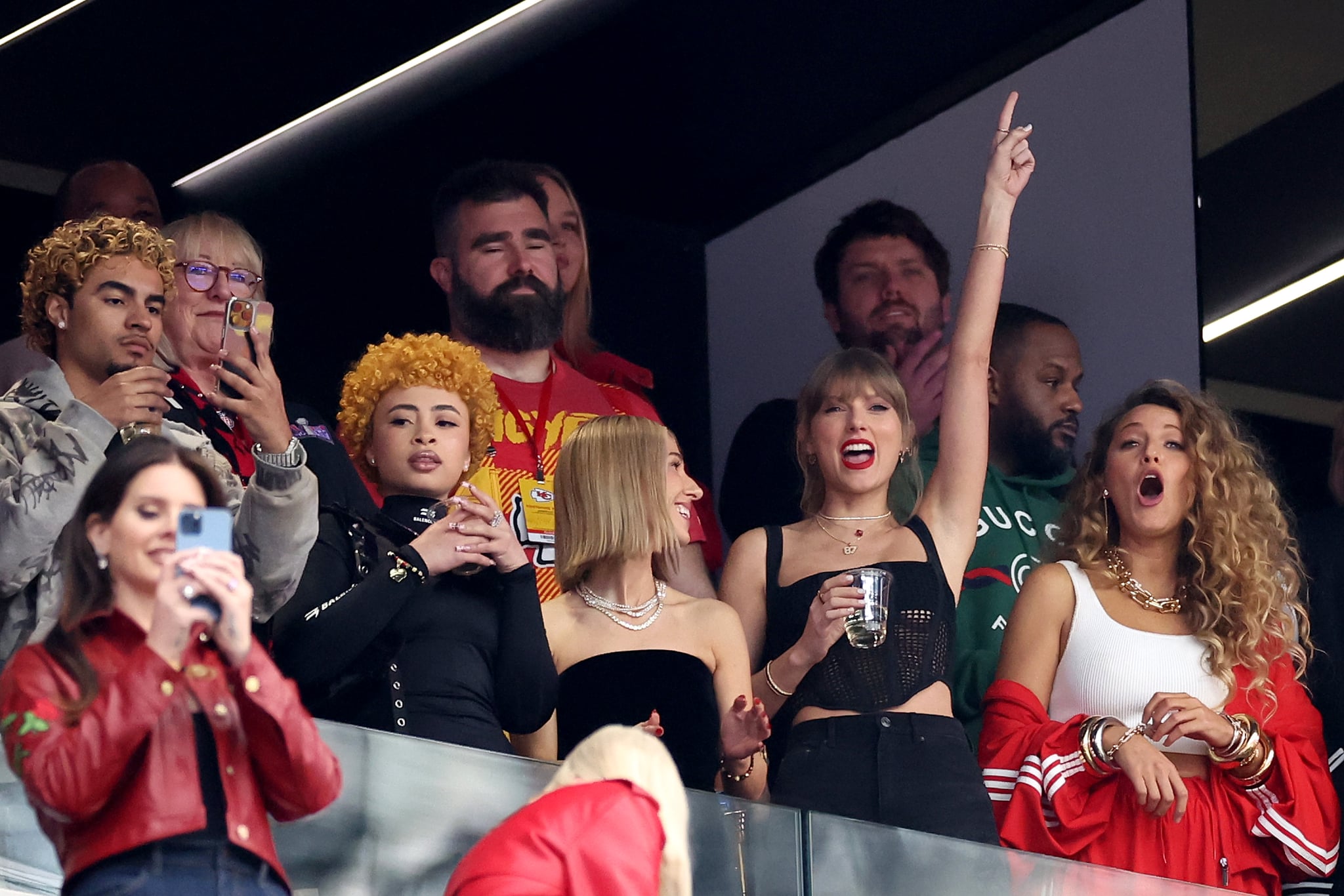LAS VEGAS, NEVADA - 11 FÉVRIER : le rappeur Ice Spice, la chanteuse Taylor Swift et l'actrice Blake Lively réagissent avant le Super Bowl LVIII entre les 49ers de San Francisco et les Chiefs de Kansas City au stade Allegiant le 11 février 2024 à Las Vegas, Nevada. (Photo par Ezra Shaw/Getty Images) Le rouge à lèvres de Taylor Swift au Super Bowl avec Travis Kelce