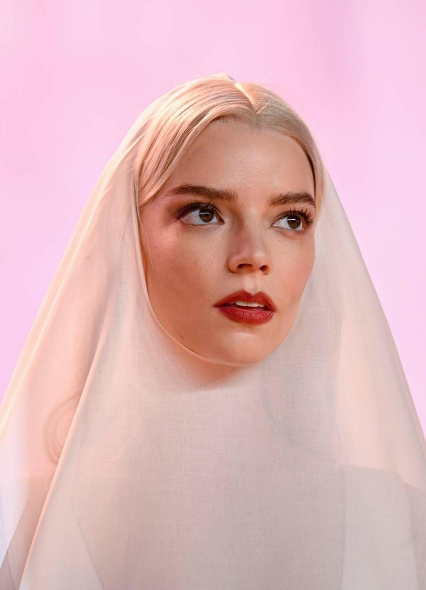 Anya Taylor-Joy au look virginal en blanc