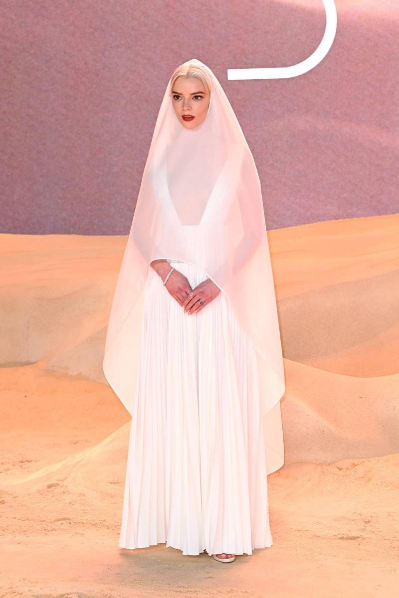 Anya Taylor Joy avec un look Dior blanc