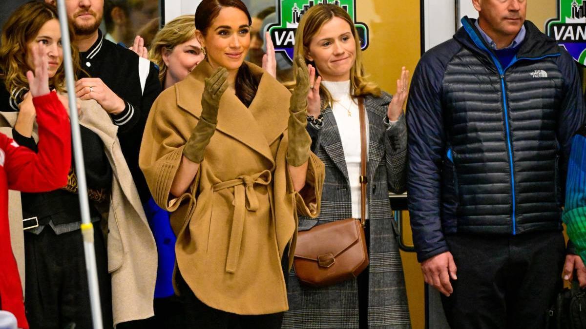 Meghan Markle sait que la cape est le manteau le plus élégant