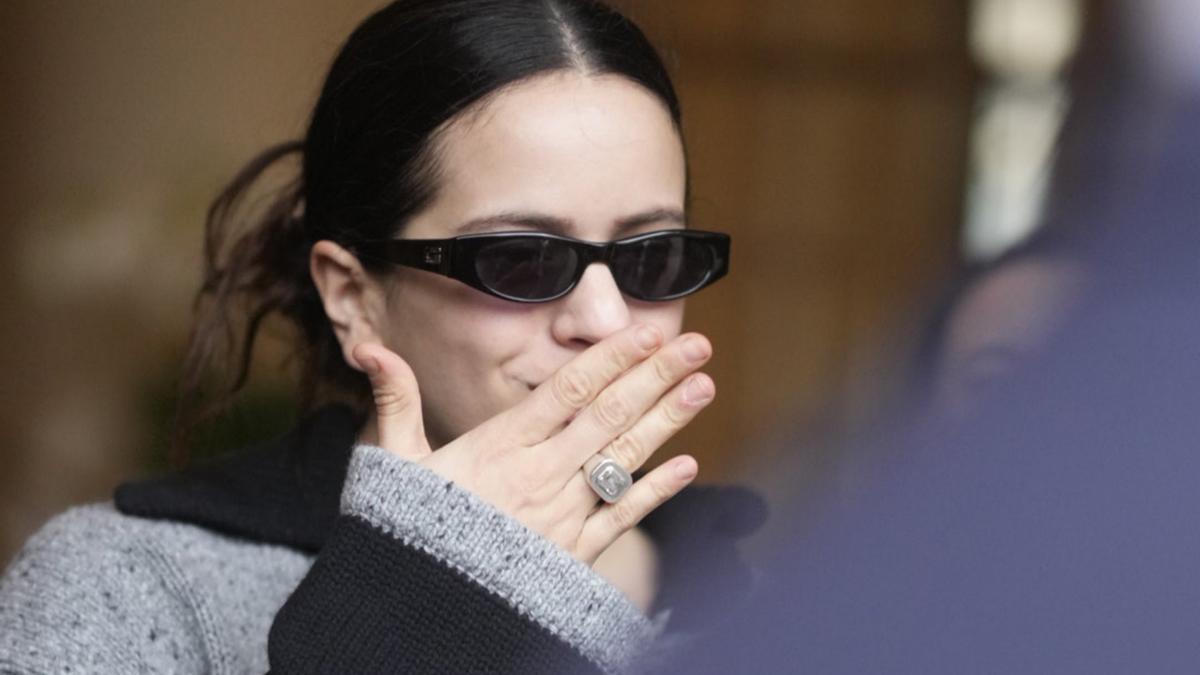 Le look étonnamment « normcore » et presque sans maquillage de Rosalía pour assister à la Fashion Week de Paris