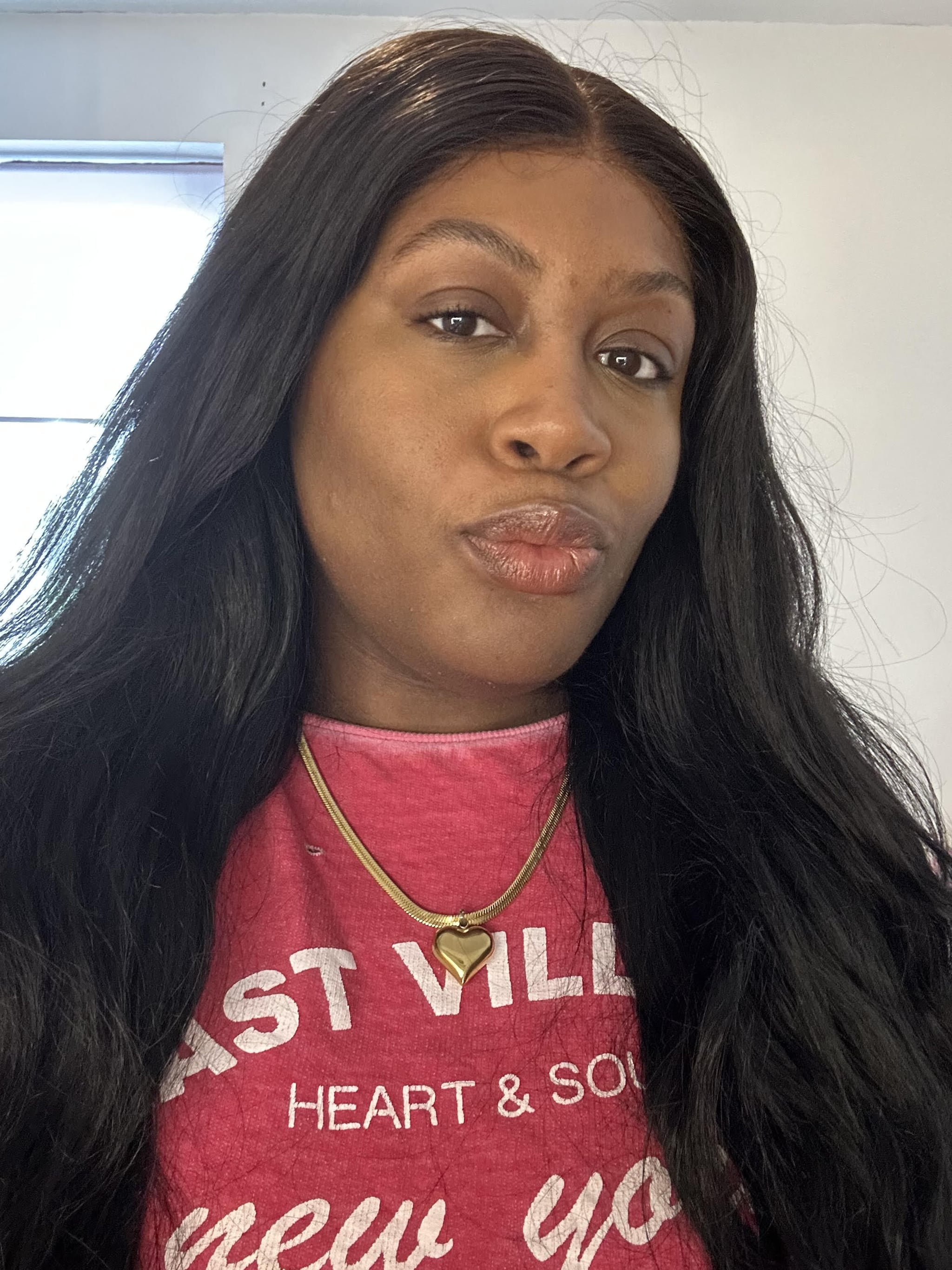 Aayliah Harry porte de la peinture nuage plus brillante sur la côte