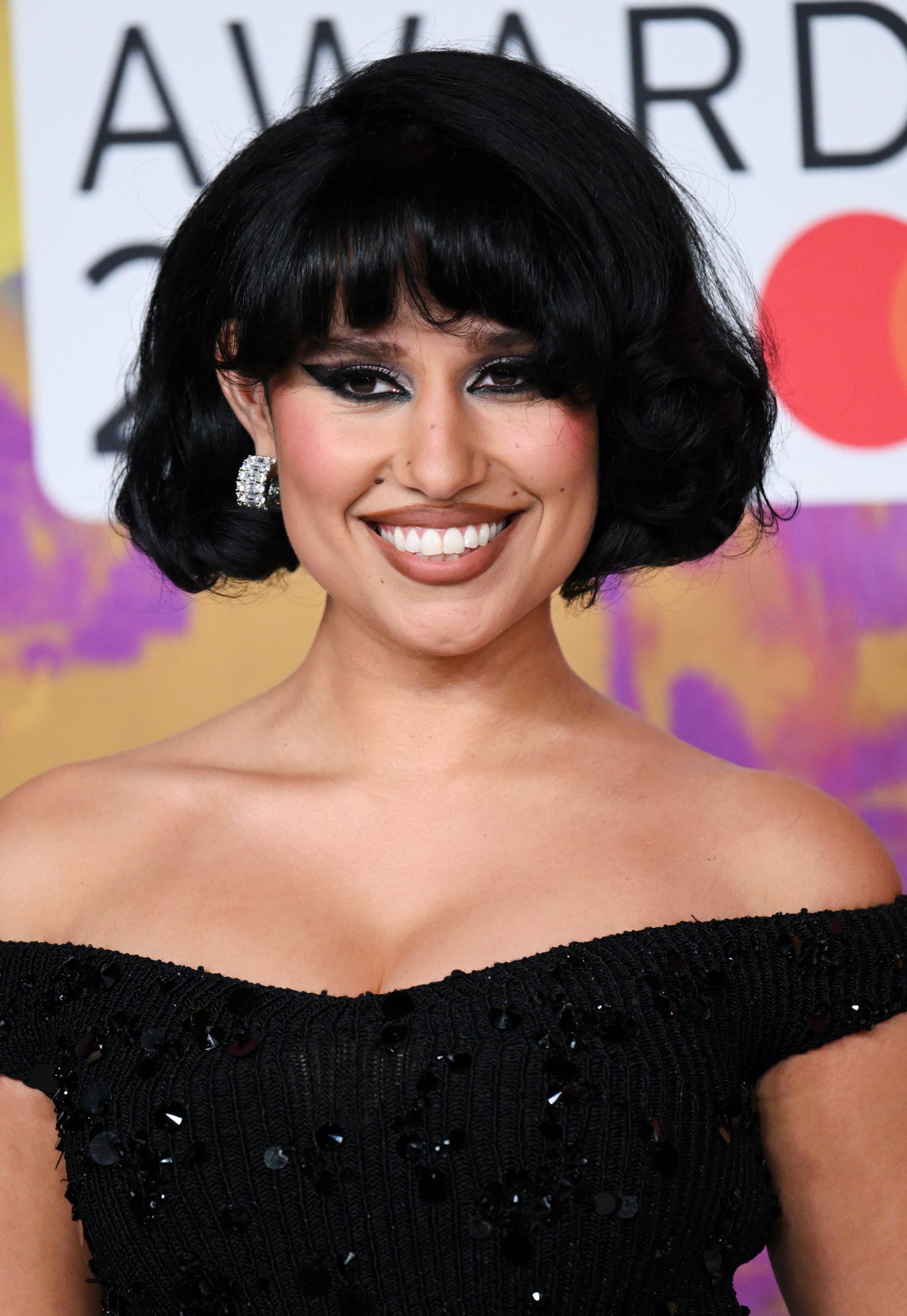 LONDRES, ANGLETERRE - 02 MARS : (USAGE ÉDITORIAL UNIQUEMENT. AUCUNE PUBLICATION CONSACRÉ EXCLUSIVEMENT À L'ARTISTE) Raye assiste aux BRIT Awards 2024 à l'O2 Arena le 02 mars 2024 à Londres, en Angleterre.  (Photo de Karwai Tang/WireImage)