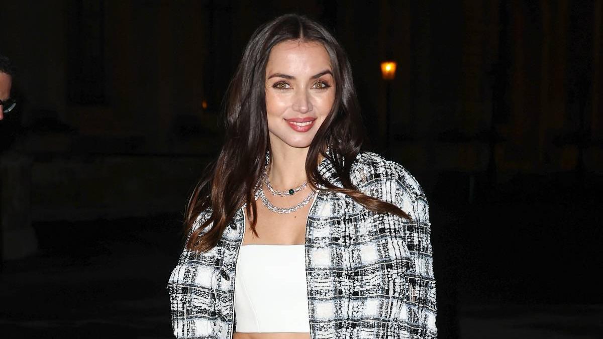 Ana de Armas confirme avec son look à Paris quel sera le combo préféré du printemps