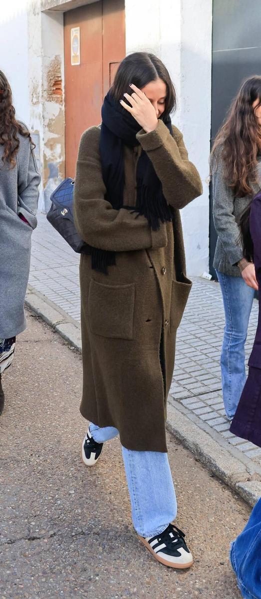 Victoria Federica avec un jean, un manteau tricoté et des baskets bicolores