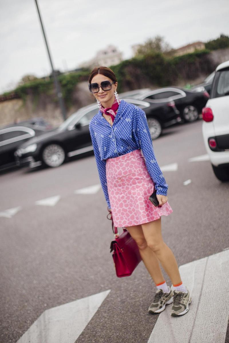 La théorie de la mauvaise chaussure dans un look vu dans le street style de Milan