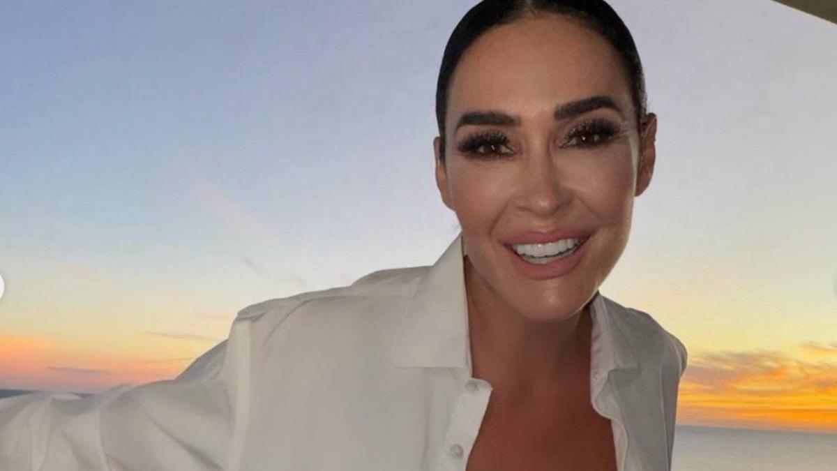 Vicky Martín Berrocal réinterprète la tendance « mab Wife » avec la veste dont on parle le plus