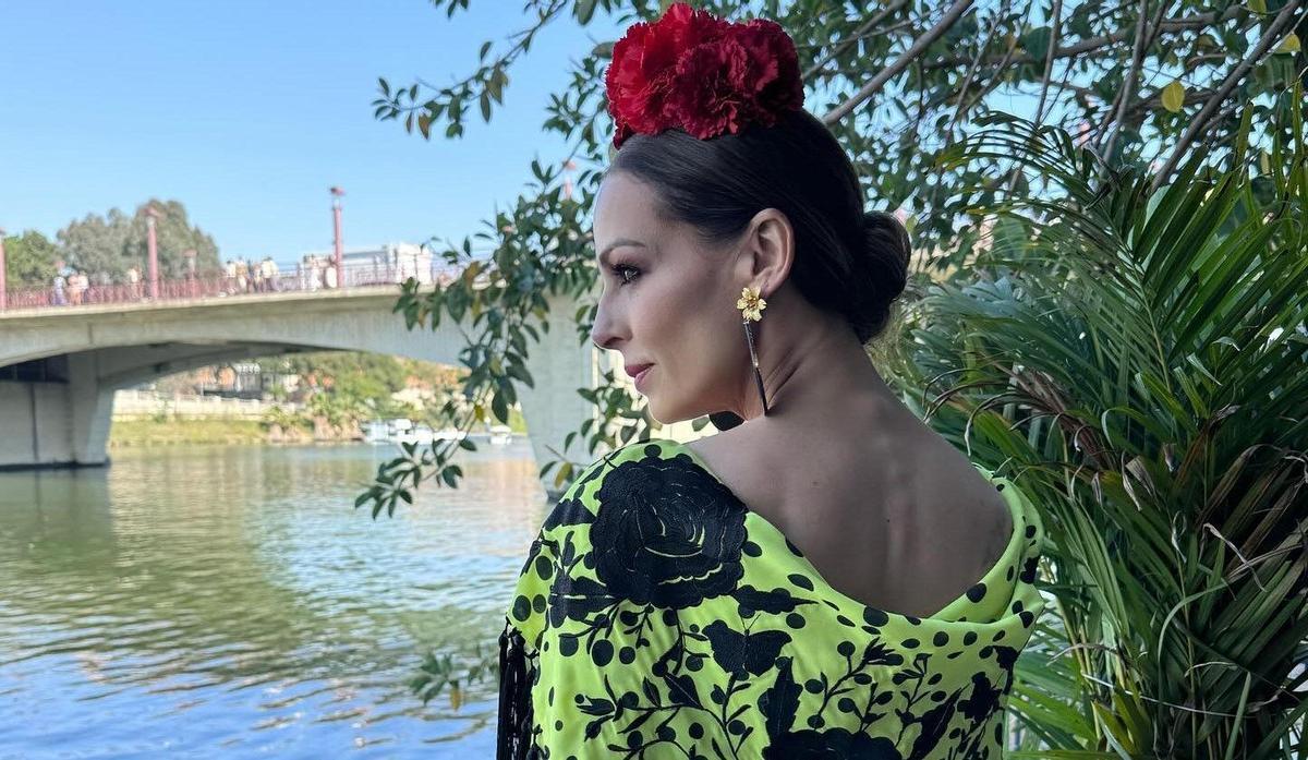 Eva González en la Feria de Abril con vestido de Pilar Vera