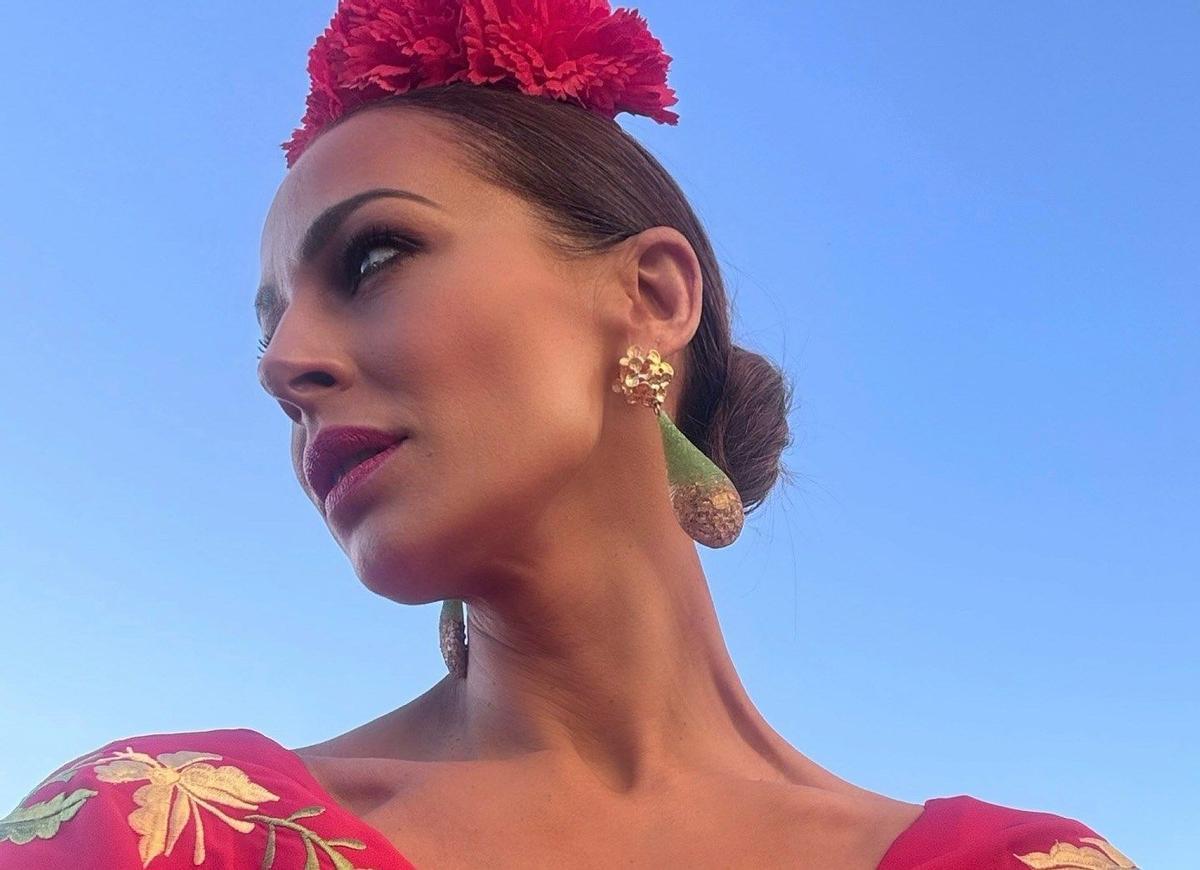 Eva González con vestido de flamenca de Pilar Vera Moda en el Feria de Abril