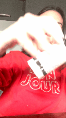 Lauren Ezekiel appliquant le Body Stick The Inkey List sur son coude