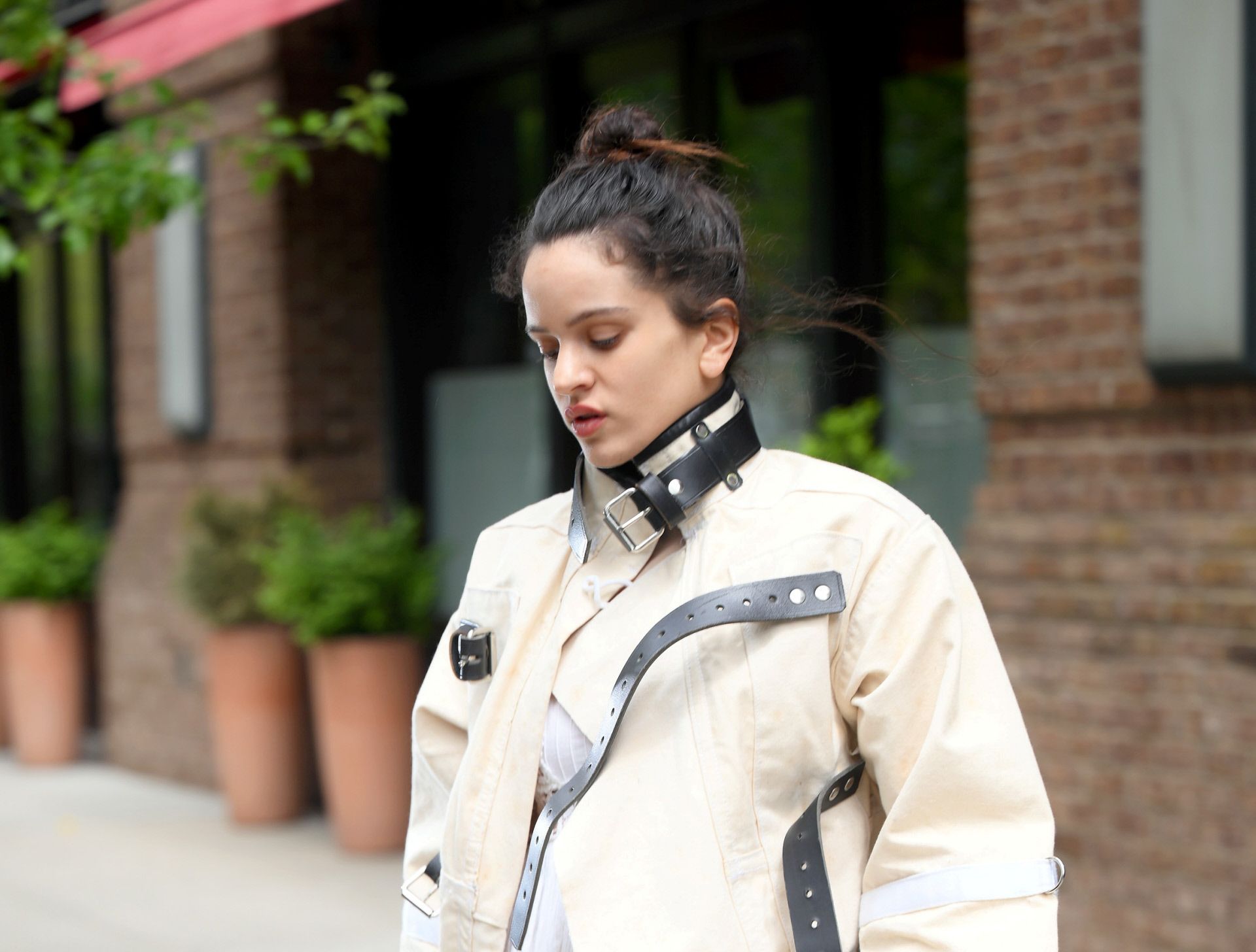 Rosalía con una chaqueta que recuerda a una camisa de fuerza