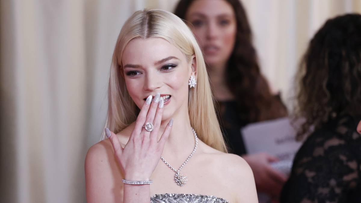 Anya Taylor-Joy sorprende en el Festival de Cannes con una pamela extragrande