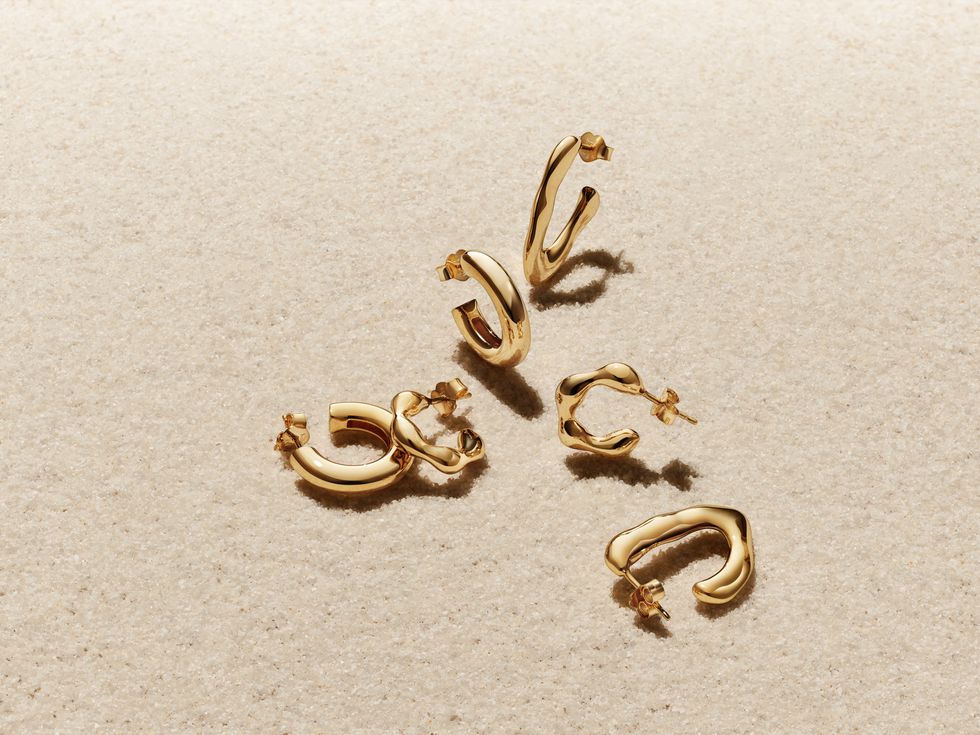 un groupe de bagues en or et en argent