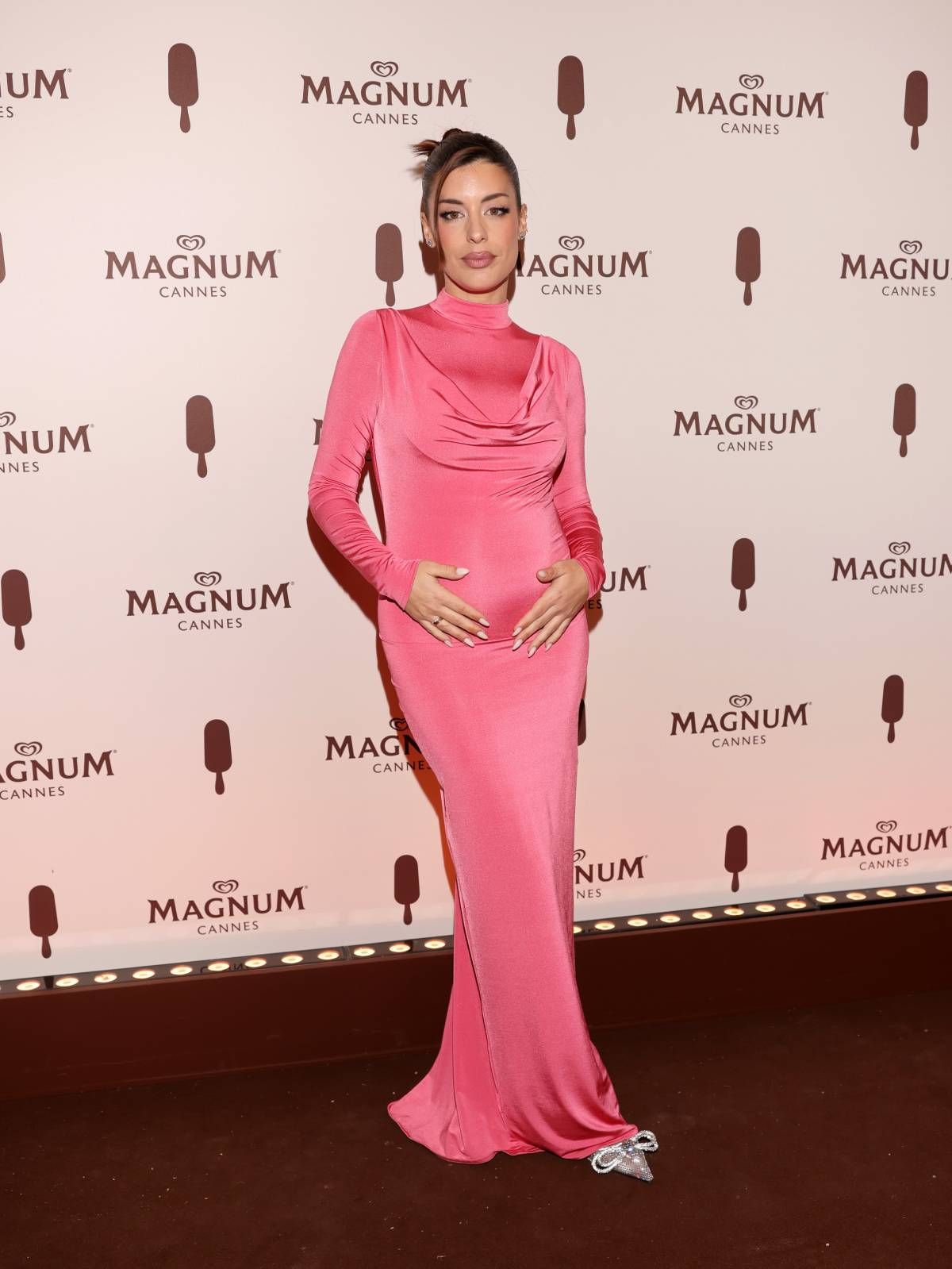 Dulceida assiste au Festival de Cannes dans une robe de maternité rose