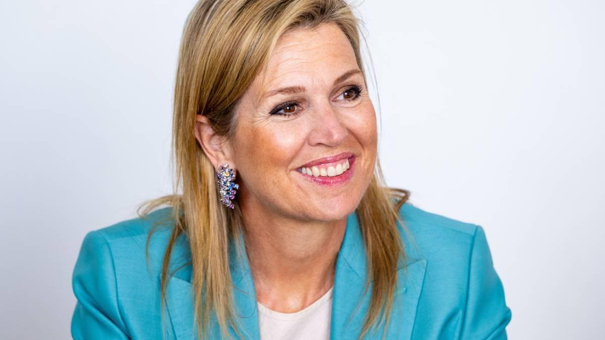 Máxima de Holanda viste un traje azul que podría llevar la reina Letizia con zapatillas