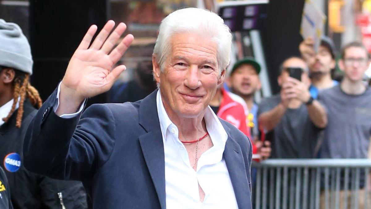 Richard Gere marca tendencia a su edad con un collar de color rojo