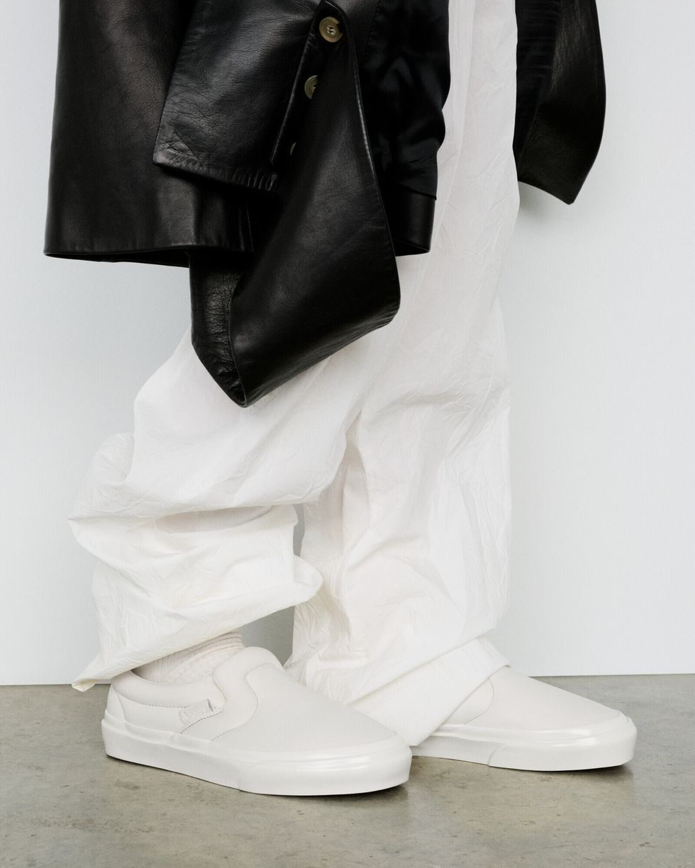 une paire de chaussures blanches