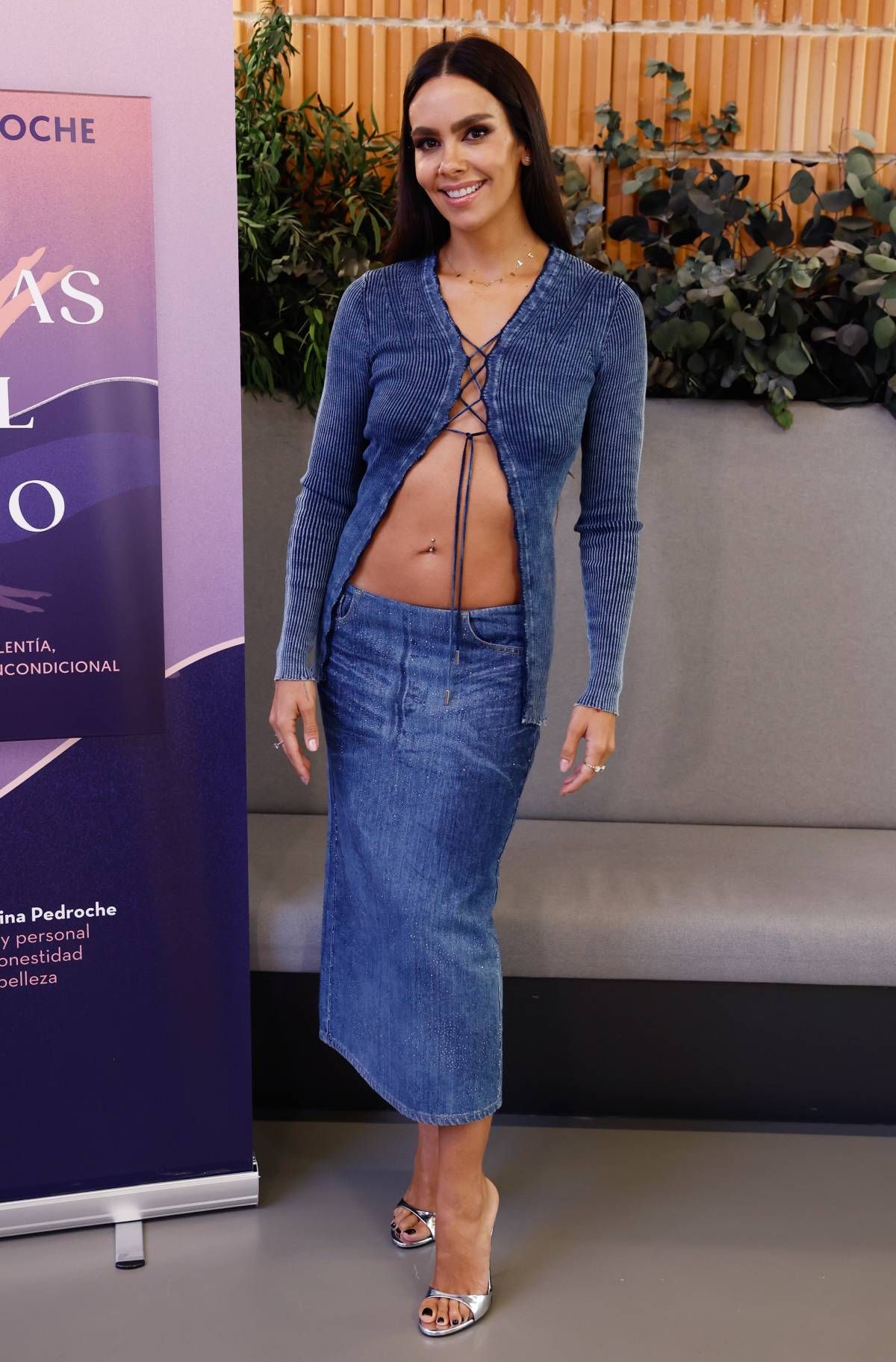 Cristina Pedroche porte d'incroyables talons aiguilles pour la présentation de son nouveau livre