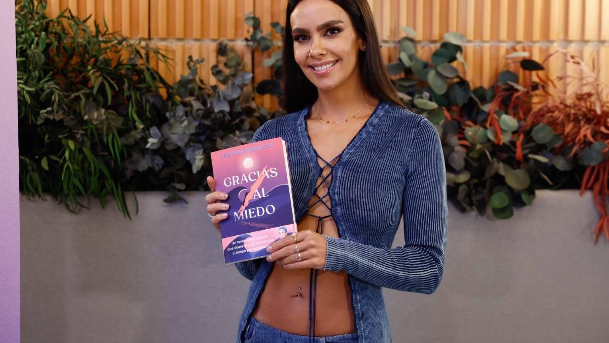 Cristina Pedroche estrena sandalias de tacón (altísimas) en la presentación su nuevo libro sobre la maternidad