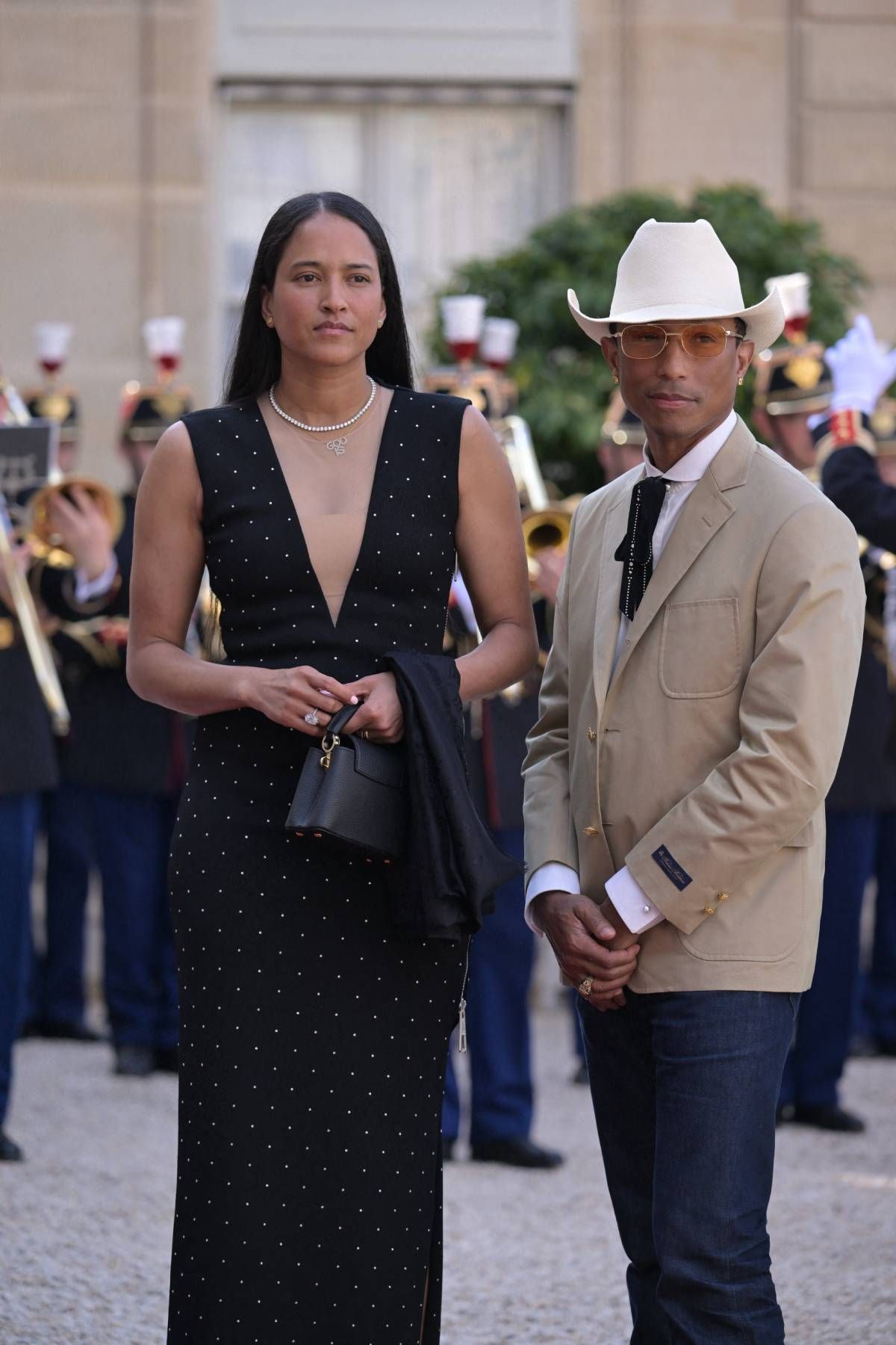 Pharrel Williams assiste au dîner de l'Elysée avec un chapeau de cowboy