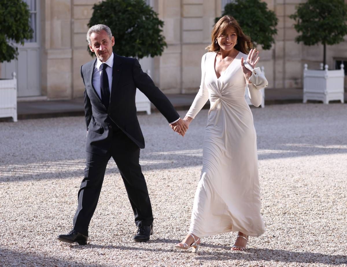 Carla Bruni associe une robe blanche avec des sandales à talons argentées pour son dîner à l'Elysée