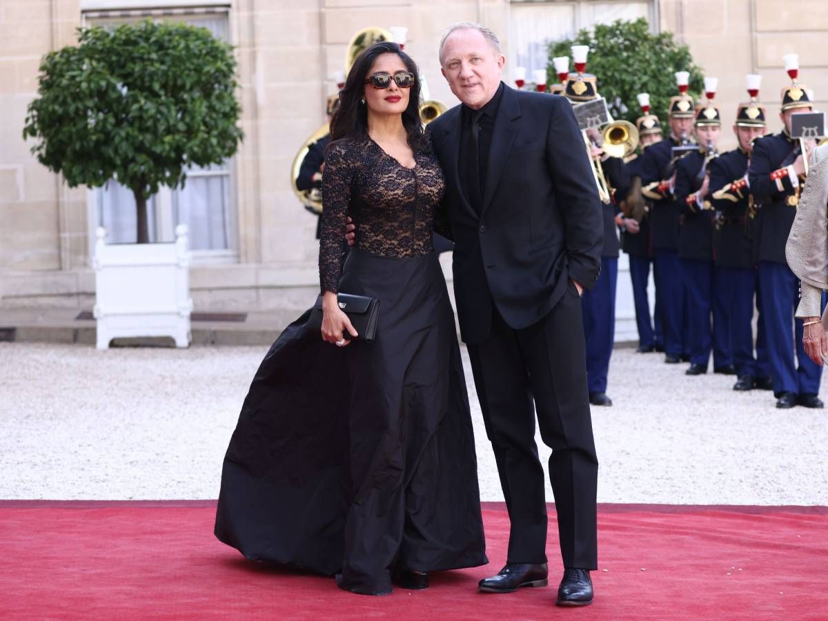 Salma Hayek opte pour le noir et les transparences pour son dîner à l'Elysée