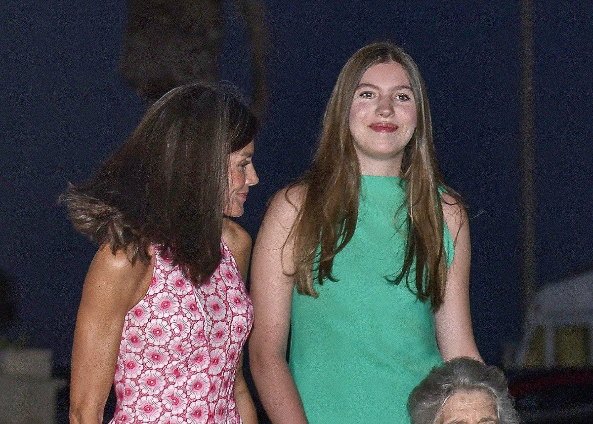 La infanta Sofía, con vestido verde de Zara de su madre, la reina Letiziaj, en Mallorca