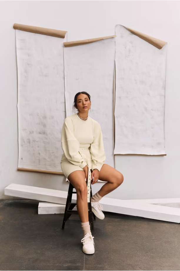 Mini-robe à manches structurées et ceinture