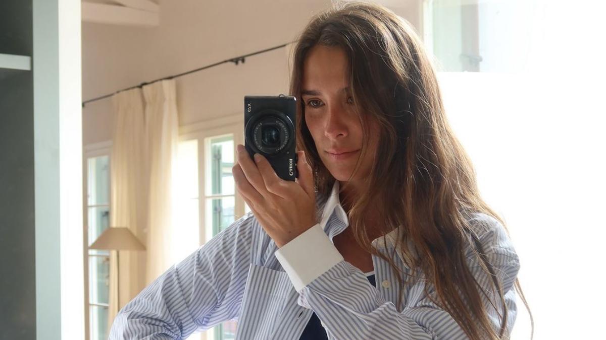 María Pombo se suma a la tendencia de camisa y bañador para veranear